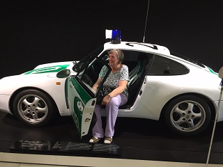 Foto von Gerlinde in einem Porsche